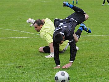 Rote Karte für Torwart Sven Schaupp: Hammelburgs Schlussmann räumt als letzter Mann den Brückenauer Adrian Neagu ab. Foto: ssp
