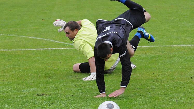 Rote Karte für Torwart Sven Schaupp: Hammelburgs Schlussmann räumt als letzter Mann den Brückenauer Adrian Neagu ab. Foto: ssp