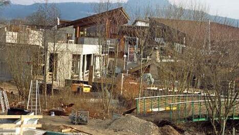 Das Funktionsgebäude (links) ist nahezu im Rohbau fertig; dahinter sind die bestehenden Gebäude und der Staffelberg zu sehen.