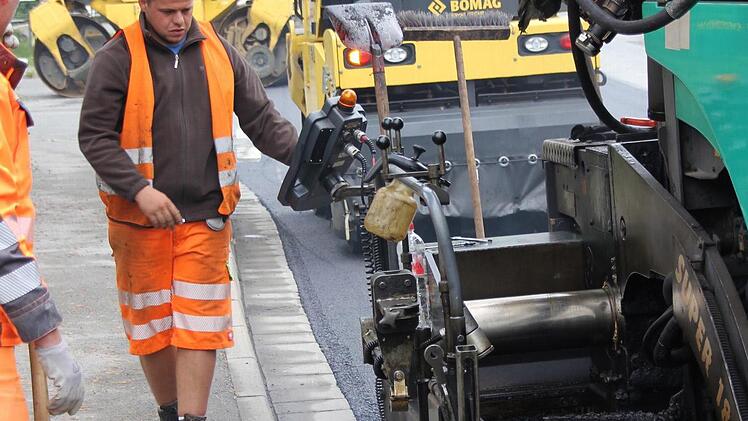 Carsten Novotny steuert die Breite der Maschine. Foto: Friedwald Schedel