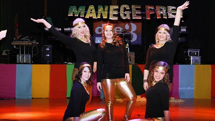 Goldsternchen La Fantastica" (Showgirls des TVU unter der Leitung von Miranda Zwiehoff und Jessica Weiss).Foto: Christian Prysok