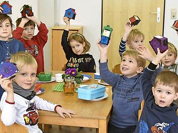 Die Kinder der Kindertagesstätte in Weitramsdorf haben Sparhäuschen bemalt, die an die Eltern und in der Gemeinde verteilt werden. Damit soll ein Teil des Kinderrestaurants finanziert werden. Foto: Gabi Arnold