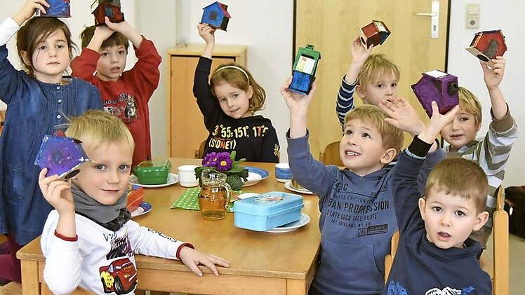 Die Kinder der Kindertagesstätte in Weitramsdorf haben Sparhäuschen bemalt, die an die Eltern und in der Gemeinde verteilt werden. Damit soll ein Teil des Kinderrestaurants finanziert werden. Foto: Gabi Arnold