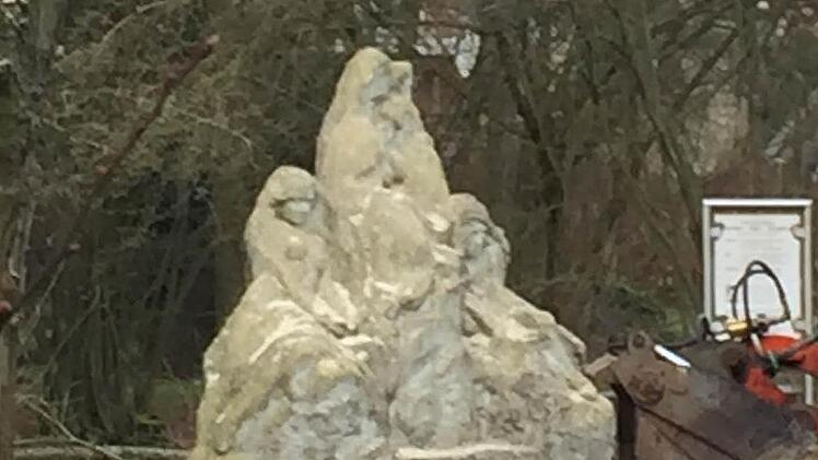 "Werden - Sein - Vergessen"- der Titel des Denkmals in der Karl-Hoch-Anlage trifft auch auf so manchen Baum in dessen Umgebung zu. Foto: pr