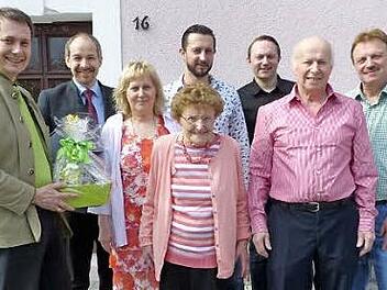 Jubilarin Elisabeth Graß (vorne, Mitte) mit (von links) Bürgermeister Roland Wolfrum und stellvertretendem Landrat Jörg Kunstmann im Kreise der Familie  Foto: Klaus-Peter Wulf