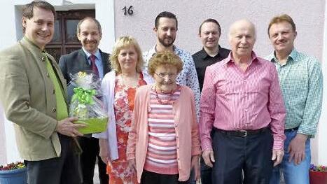 Jubilarin Elisabeth Graß (vorne, Mitte) mit (von links) Bürgermeister Roland Wolfrum und stellvertretendem Landrat Jörg Kunstmann im Kreise der Familie  Foto: Klaus-Peter Wulf