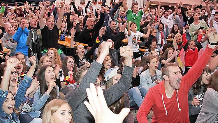 Eine Zitterpartie für die Fußballfans, doch am Ende haben sie Grund zum Jubeln: Deutschland ist im Halbfinale. Foto: Stephan Stöckel