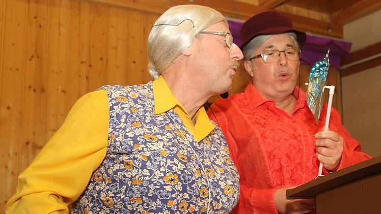 Sie gehören einfach zum Welsberger Fasching: Die Tratschtanten Erna und Babett. Foto: Michael Stelzner
