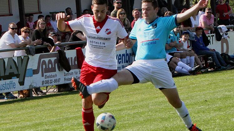 Der Limbacher Lukas Krause (links) kann nur noch durch ein Foul und dem langen Bein von David Eller (rechts) gestoppt werden.