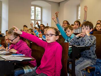 Ein Hörsaal für Acht- bis Zwölfjährige: Bei der Vorlesung am Samstag in Bamberg informierten sich rund 80 Kinder, welche Rolle Elefanten im Mittelalter in Europa spielten. Foto: Matthias Hoch