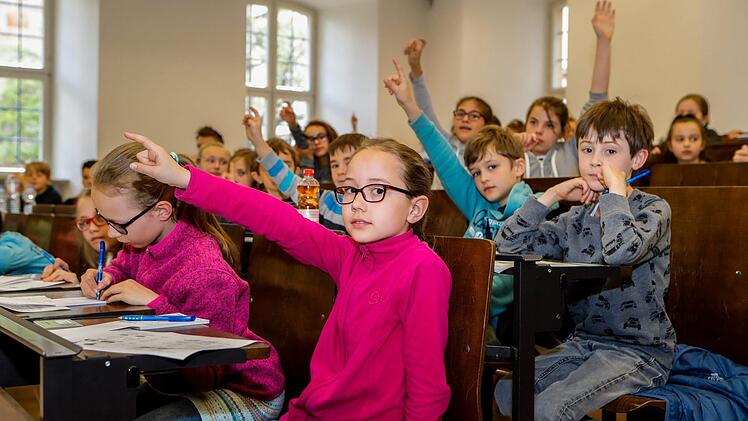 Ein Hörsaal für Acht- bis Zwölfjährige: Bei der Vorlesung am Samstag in Bamberg informierten sich rund 80 Kinder, welche Rolle Elefanten im Mittelalter in Europa spielten. Foto: Matthias Hoch
