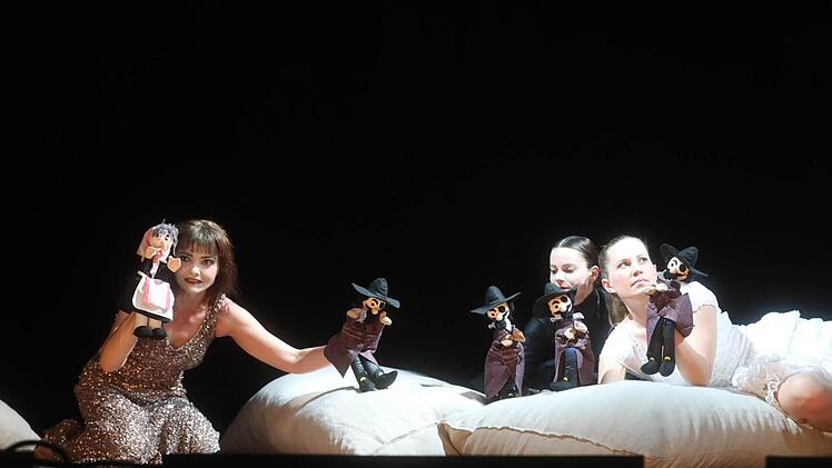 Szene aus "Wallenstein" am Landestheater Coburg.Foto: Henning Rosenbusch