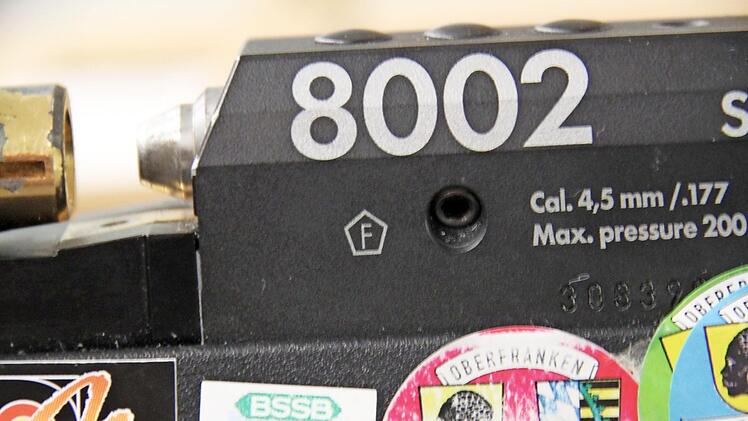 Das F im Fünfeck zeigt, dass diese Waffe frei gekauft werden kann. Foto: Marcel Bohn
