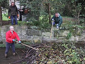 Am Samstag haben Eike Bruhn (vorne), betroffener Anlieger, sowie (hinten, von links) Norbert Rittmaier und Werner Riegel den Biberdamm im Mühlbach in Albersdorf abgetragen.Helmut Will