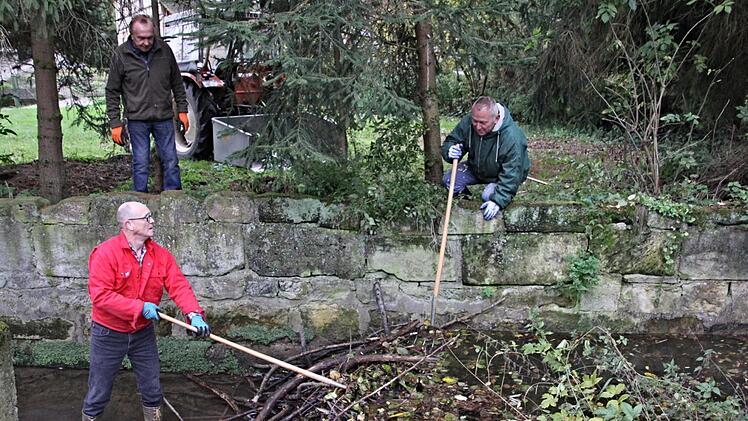 Am Samstag haben Eike Bruhn (vorne), betroffener Anlieger, sowie (hinten, von links) Norbert Rittmaier und Werner Riegel den Biberdamm im Mühlbach in Albersdorf abgetragen.Helmut Will