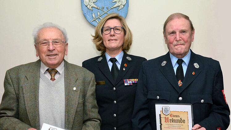 Für jeweils 50 Jahre Mitgliedschaft in der Feuerwehr Wollbach ehrte Vorsitzende Birgit Below Karl Grom (links) und Wolfgang Rottenberger (rechts).  Foto: Peter Rauch