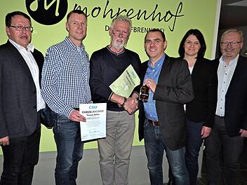 Für ihre langjährige Mitgliedschaft zur CSU ehrte Ortsverbandsvorsitzender Alexander Wunderlich Manfred Kaiser (25 Jahre) und Thomas Balzar (10 Jahre). Unser Bild zeigt (von links) stellvertretenden Vorsitzenden Wolfgang Hörath, Thomas Balzar, Manfred Kaiser, Alexander Wunderlich sowie seine Stellvertreter Anette Balzar-Mohr und Gernot Kintzel.  Foto: Werner Reißaus