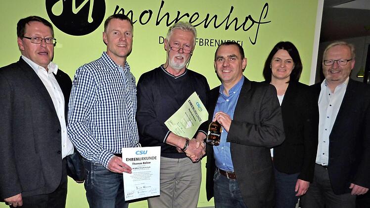 Für ihre langjährige Mitgliedschaft zur CSU ehrte Ortsverbandsvorsitzender Alexander Wunderlich Manfred Kaiser (25 Jahre) und Thomas Balzar (10 Jahre). Unser Bild zeigt (von links) stellvertretenden Vorsitzenden Wolfgang Hörath, Thomas Balzar, Manfred Kaiser, Alexander Wunderlich sowie seine Stellvertreter Anette Balzar-Mohr und Gernot Kintzel.  Foto: Werner Reißaus