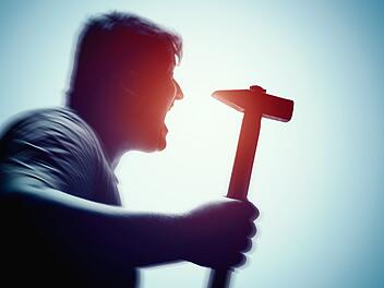 Mann droht Polizei mit Hammer
