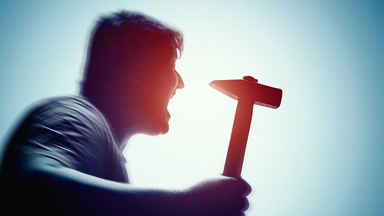 wütender Mann mit Hammer