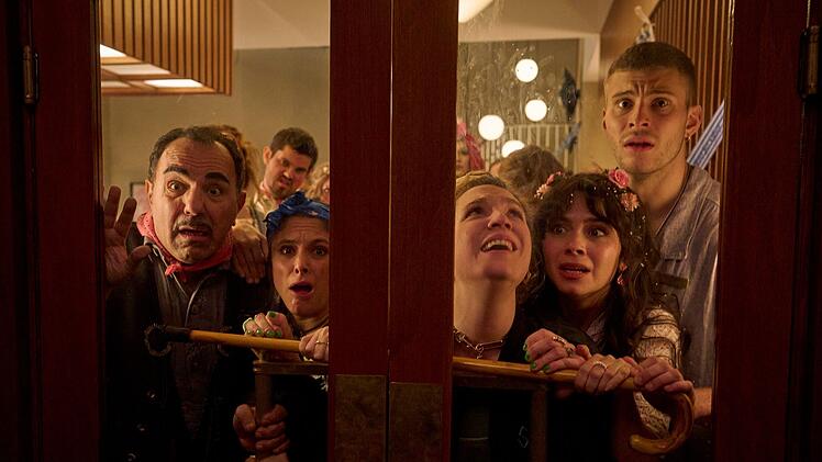 Das Hotelpersonal h&auml;lt in jeder Situation zusammen. Doch kann diese bunte Truppe tats&auml;chlich das Hotel &uuml;ber Wasser halten?