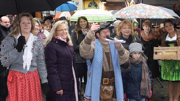 Unnachahmlich moderierte Hofrat Walter Vierrether den Weinherbst und sein Jubiläum selbst.  Fotos: G. Bauer