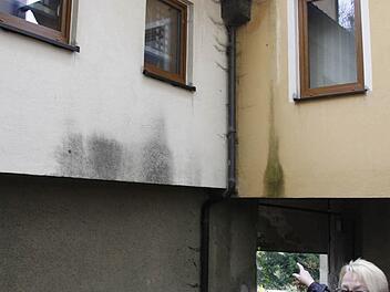 Emilie Riedl deutet auf den schlechten Bauzustand des Praxisgebäudes hin. Foto: Löwisch