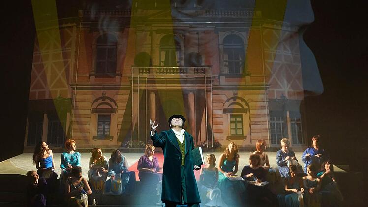 Szenerie zur Ouvertüre der Wagneroper "Die Feen" in Regensburg mit Charles Kim als Arindal alias Richard Wagner Alle Szenenfotos: Martin Sigmund
