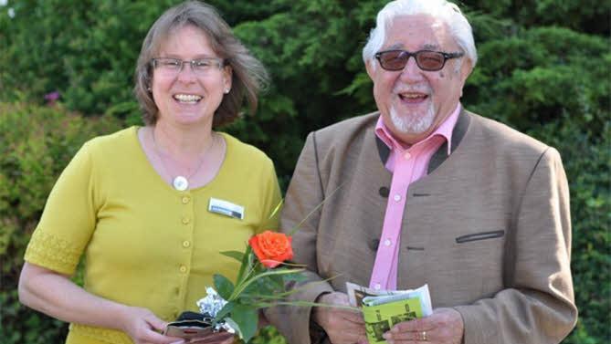 Martina Reinwald im Gespräch mit dem ersten Leiter der früheren Landvolkshochschule "Klaus von Flüe" Münsterschwarzach, Heinrich Schmalz. Foto: Lernwerk Volkersberg