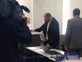 Der Angeklagte Heinz W. (rechts) und Dieter Widmann, einer seiner drei Verteidiger im Bamberger Schwurgerichtssaal, zu Beginn eines Verhandlungstages.  Foto: FT-Archiv