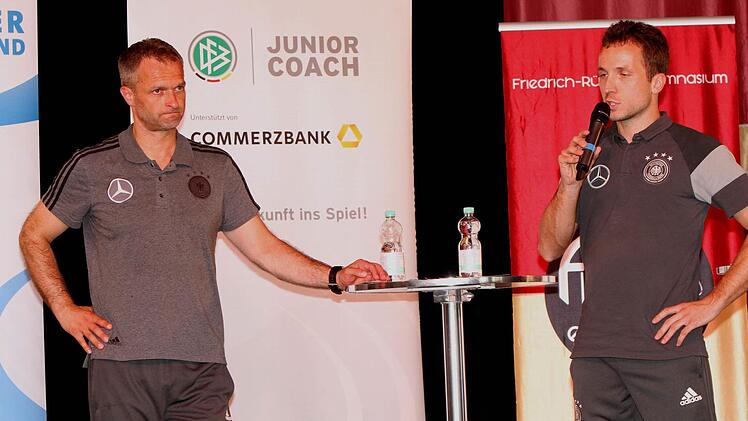 Christian Wück und DFB-Projektleiter Manuel Schulitz (rechts) standen den Jugendlichen Rede und Antwort.