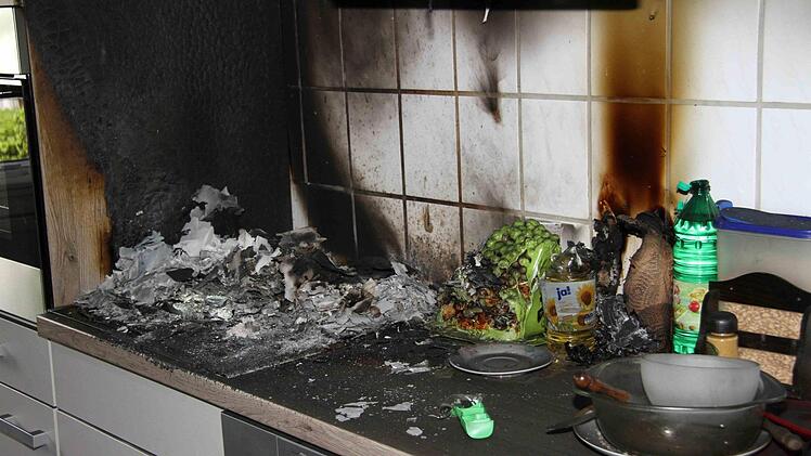 Bei einem Wohnhausbrand in Oberreichenbach wurde eine Frau leicht verletzt, zwei Katzen kamen bei dem Feuer um. Die Wohnung ist nicht bewohnbar. Foto: Richard Sänger