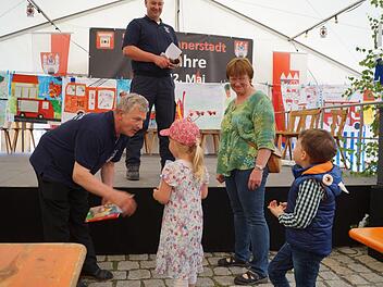 Helmut Kühn und Robert Müller von der Münnerstädter Feuerwehr verliehen die Preise des Malwettbewerbs. Foto: Kerstin Denner-Kleren