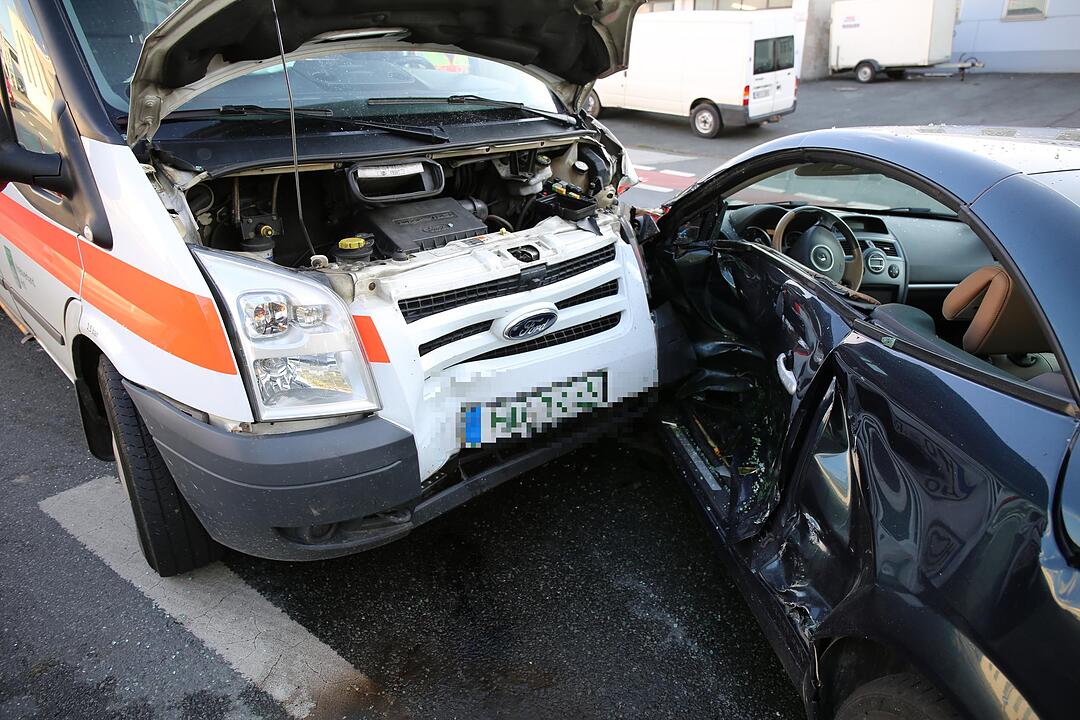 Rettungswagen und Auto stoßen in Hof zusammen