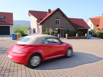 Im Neubaugebiet von Burghausen sind viele Autofahrer zu schnell unterwegs und gefährden damit spielende Kinder, klagten bei der Bürgerversammlung Anwohner. Sie schlugen vor, die Straße als Spielstraße auszuweisen. Foto: Dieter Britz