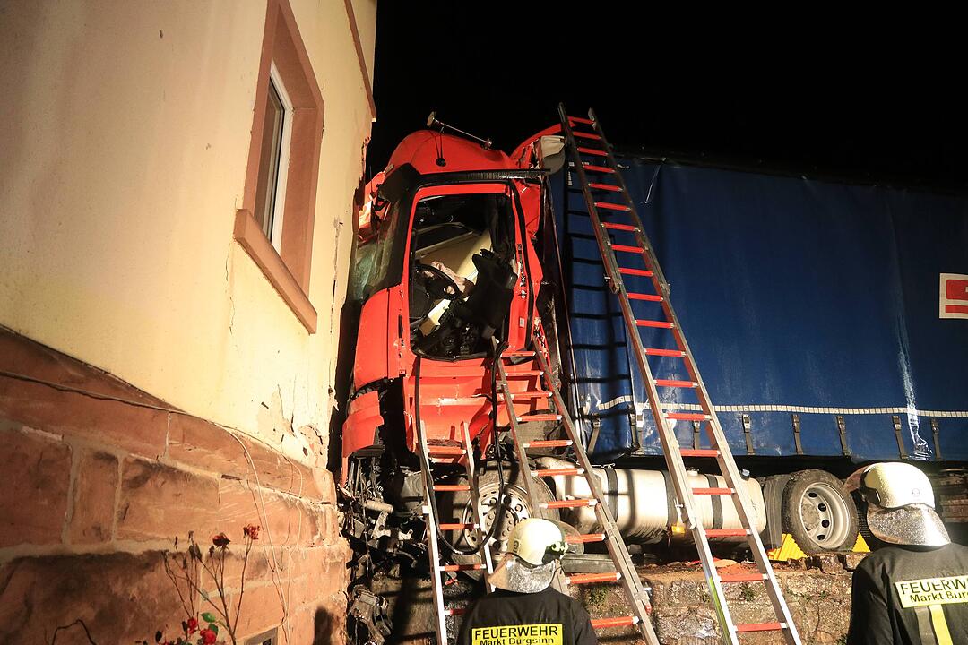 Unterfranken: Sattelzug kracht frontal in Wohnhaus - Fahrer eingeklemmt und schwer verletzt
