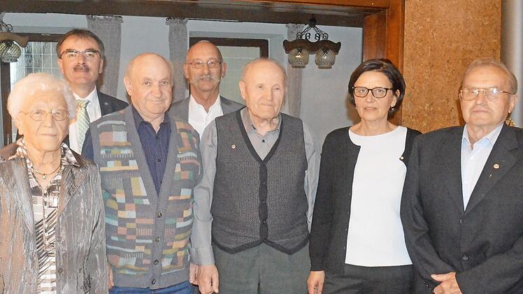 Ehrung beim VdK -Ortsverband Nüdlingen für langjährige Mitgliedschaft (von links): Rita Suckfüll, Bürgermeister Harald Hofmann, Oskar Nöth, Vorsitzender Kilian Biefel, Rudolf Nöth, Kreisgeschäftsführerin Michaela Metz und Egid Thomas.  Foto: Arthur Stollberger