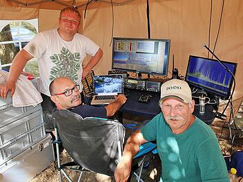 Verbindungen in die ganze Welt stellten die Bad Neustädter Amateurfunker beim Feld-Tag auf der Schlegelwarte in Münnerstadt her. Links vorn Karsten Ulber, der Vorsitzende des Ortsvereins Bad Neustadt des deutschen Amateur- und Radioclubs. Links hinten Andreas Ludolph, rechts Norbert Baumeister.  Foto: Dieter Britz