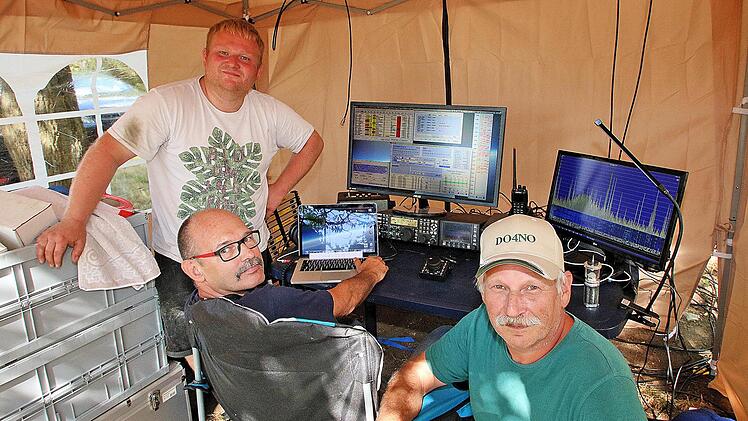 Verbindungen in die ganze Welt stellten die Bad Neustädter Amateurfunker beim Feld-Tag auf der Schlegelwarte in Münnerstadt her. Links vorn Karsten Ulber, der Vorsitzende des Ortsvereins Bad Neustadt des deutschen Amateur- und Radioclubs. Links hinten Andreas Ludolph, rechts Norbert Baumeister.  Foto: Dieter Britz