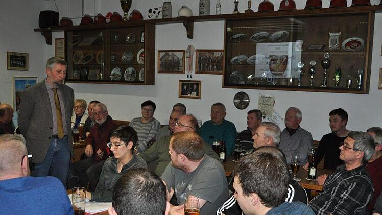Bürgermeister Ralf Nowak (stehend) inmitten der Bürger: Viele Fragen musste er am Donnerstagabend bei der Bürgerversammlung im Bürgerzentrum Kraisdorf beantworten.