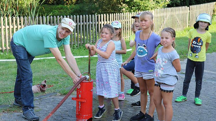 Großen Spaß hatten die Kinder beim Bedienen der Kübelspritze. Foto: Janina Reuter-Schad