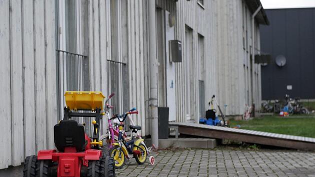 Hinter den kargen Wänden der Kronacher Asylunterkunft hat sich die tödliche Messerattacke im April ereignet.  Foto: Sandra Hackenberg