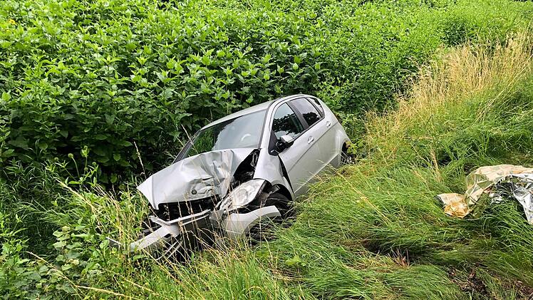 Buch am Forst/Schney: 23-Jähriger knallt mit Mercedes in einen Baum - "Nur bedingt ansprechbar"