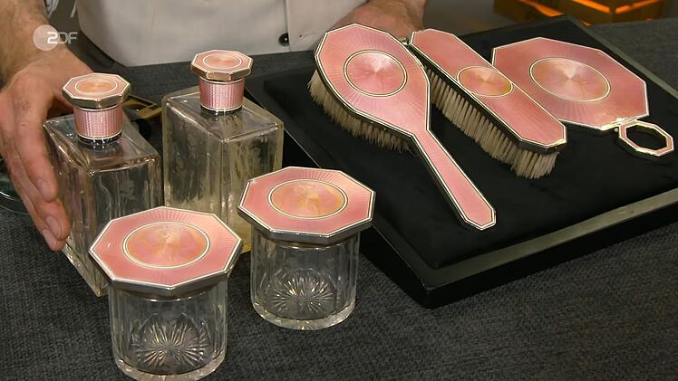 Ebenfalls Anklang fand die Toiletten-Garnitur mit Gl&auml;sern, B&uuml;rsten und einem Spiegel aus den 1920er- oder 30er-Jahren und einem Sch&auml;tzwert von 1.000 bis 1.200 Euro. Susanne Steiger gefiel das Set sehr gut, wurde jedoch von David Suppes mit 1.150 Euro &uuml;berboten.