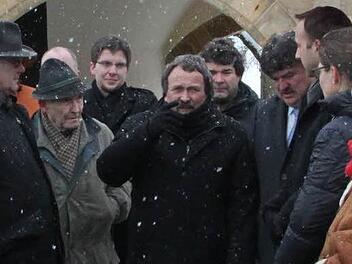 Der Mann im Mittelpunkt: Alle Augen sind auf Ulrich Kahle vom Landesamt für Denkmalpflege gerichtet, als er seine Stellungnahme zum umstrittenen Löschwasserbehälter im historischen Ortskern von Wernstein abgibt.  Fotos: Jürgen Gärtner