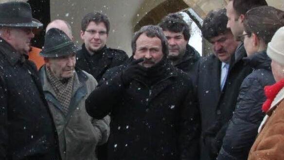 Der Mann im Mittelpunkt: Alle Augen sind auf Ulrich Kahle vom Landesamt für Denkmalpflege gerichtet, als er seine Stellungnahme zum umstrittenen Löschwasserbehälter im historischen Ortskern von Wernstein abgibt.  Fotos: Jürgen Gärtner