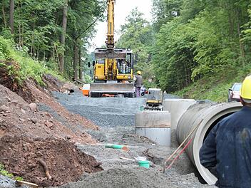 Großbaustelle Wolfskehle: Auf etwa 500 Metern wird der Untergrund neu verrohrt, um künftig die Hochwassermassen abzufangen und die Hänge zu stabilisieren. Nach den Worten von OB Henry Schramm liegen die Arbeiten trotz des widrigen Wetters im Zeitplan. Fotos: Jochen Nützel