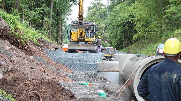 Großbaustelle Wolfskehle: Auf etwa 500 Metern wird der Untergrund neu verrohrt, um künftig die Hochwassermassen abzufangen und die Hänge zu stabilisieren. Nach den Worten von OB Henry Schramm liegen die Arbeiten trotz des widrigen Wetters im Zeitplan. Fotos: Jochen Nützel