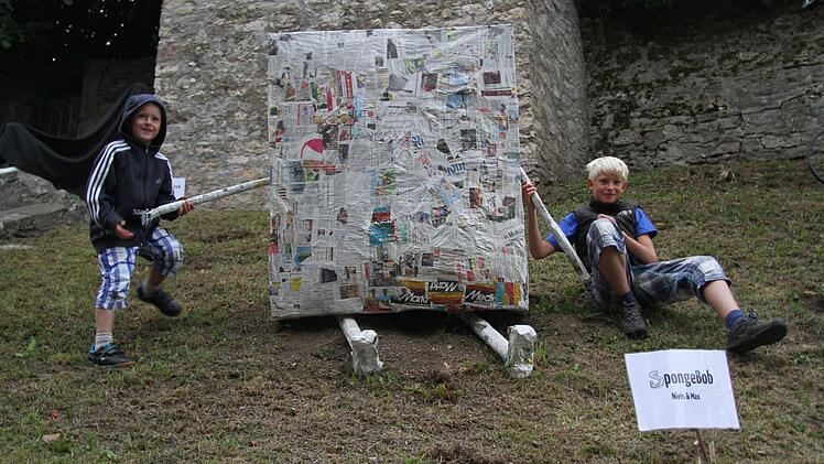 Max (6) und Niels Pajonk (11) sind die jüngsten Künstler. Sie haben aus vielen Bayerischen-Rundschau-Exemplaren und Tapetenkleister einen "SpongeBob" gefertigt. Doch die Trocknungszeit des Schwammkops war so lang, dass jetzt noch die Nase fehlt. "Die machen wir noch", erklärten die Künstler