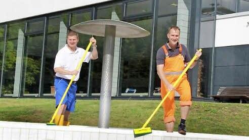 Denis Latyschev und sein Kollege Markus Ehrlicher bei der Grundreinigung der Außenanlage des Rödenbads.